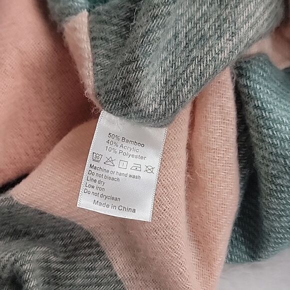 ‎INFINITY SCARF With Zippered Pockets... Super Soft! - Picture 4 of 4